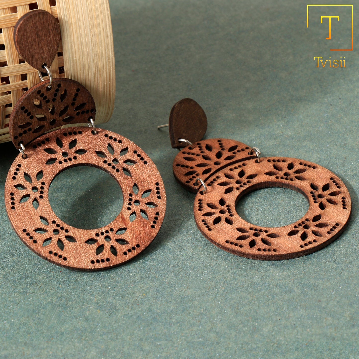 Circular seam- Carved daangler earrings