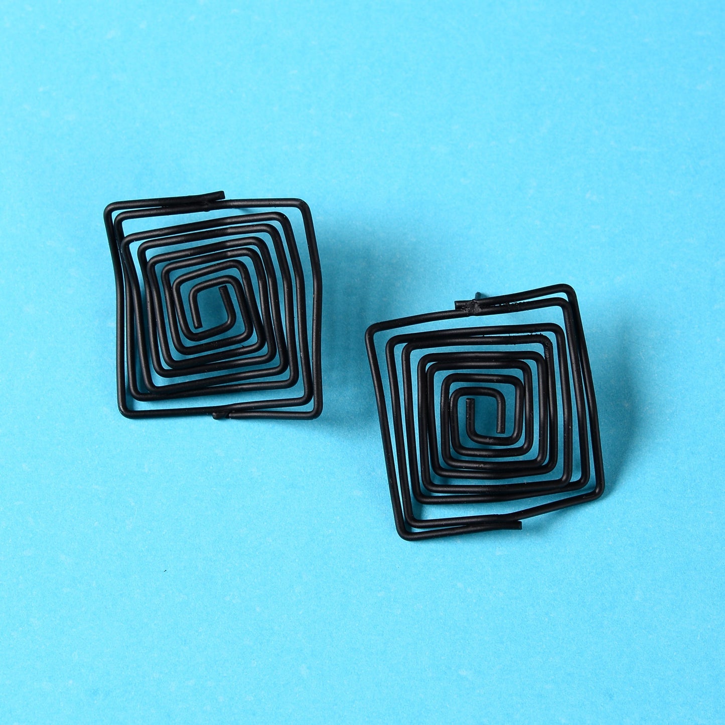 Swirly shine- Swirly stud earrings