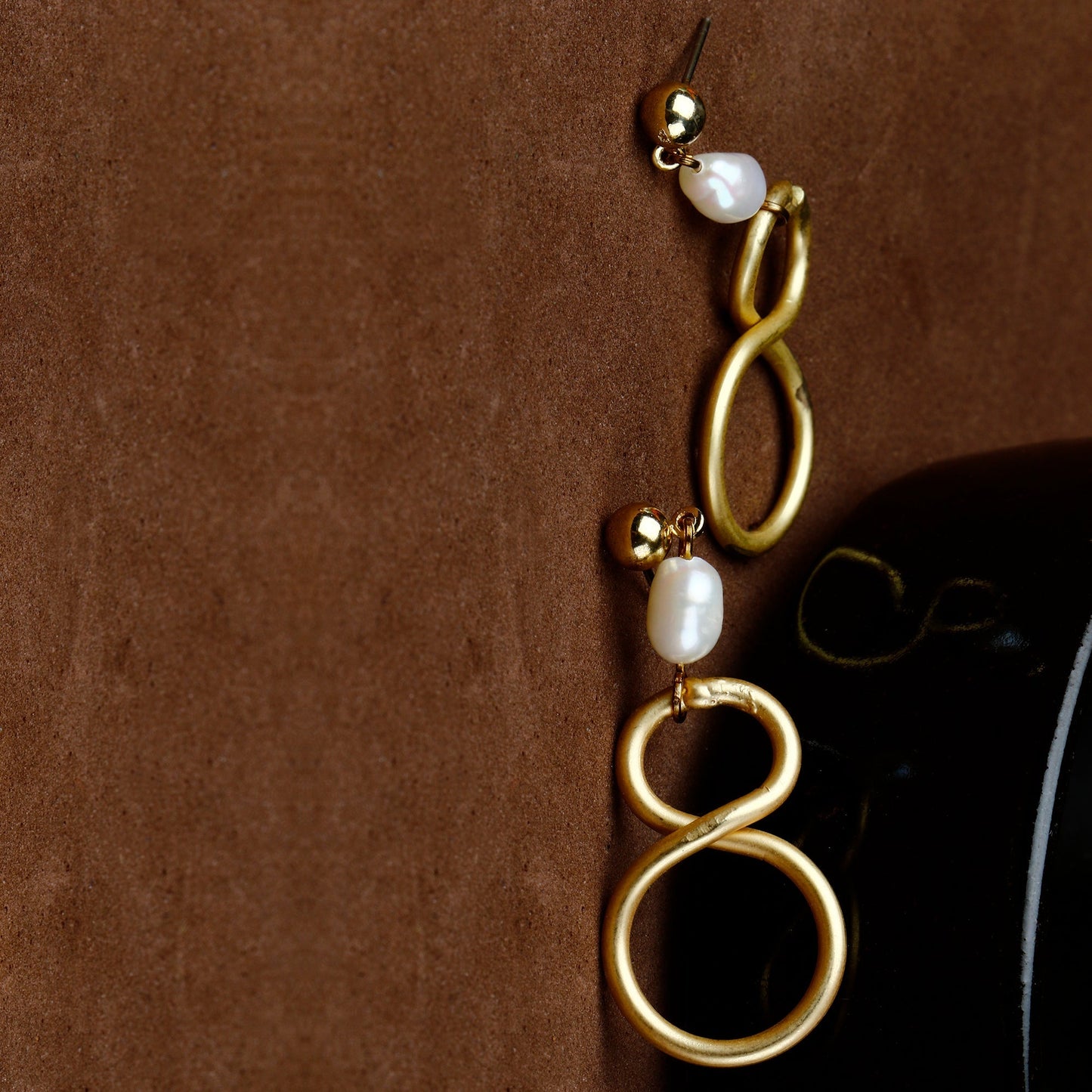 precious frame- Golden framed dangler earrings