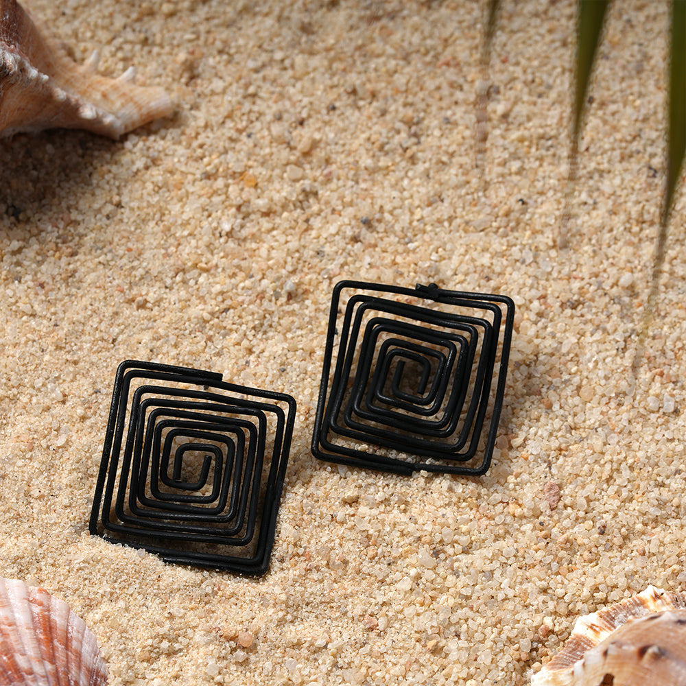 Swirly shine- Swirly stud earrings