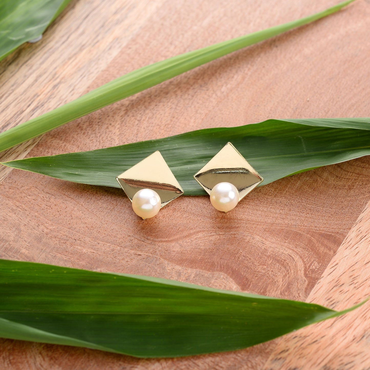 Pearly Gem- Pearl and metal stud earrings