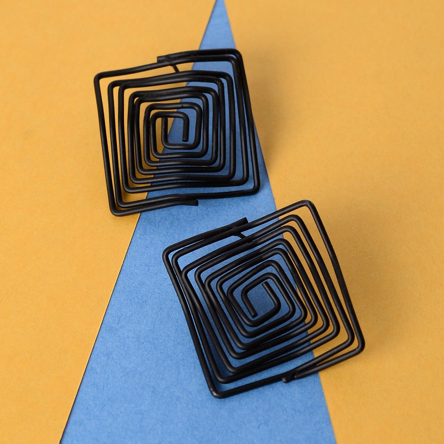 Swirly shine- Swirly stud earrings