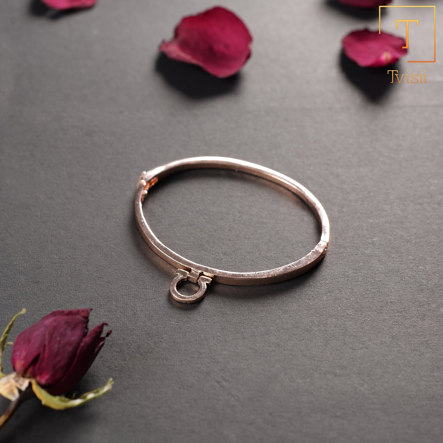 Lustre Loop- Goldn sleek Bracelet