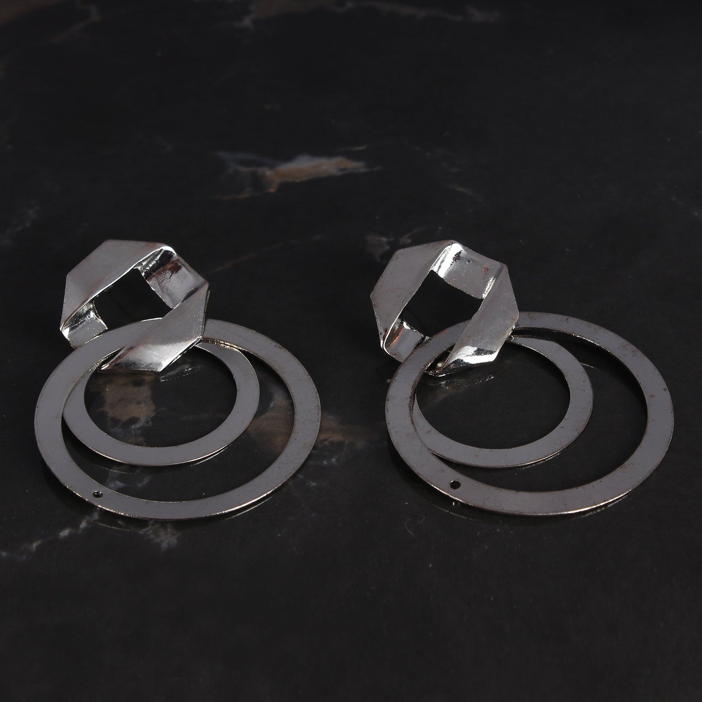 Frame glow- Silver dangler earrings